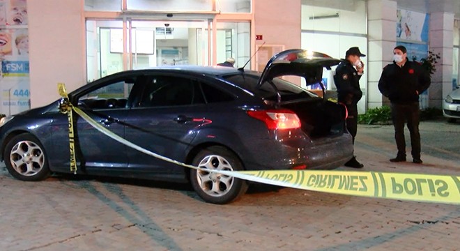 Otomobilde başından vurulmuş halde bulundu