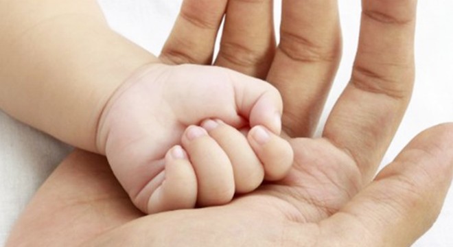 Otomobilde mahsur kalan bebeği itfaiye kurtardı
