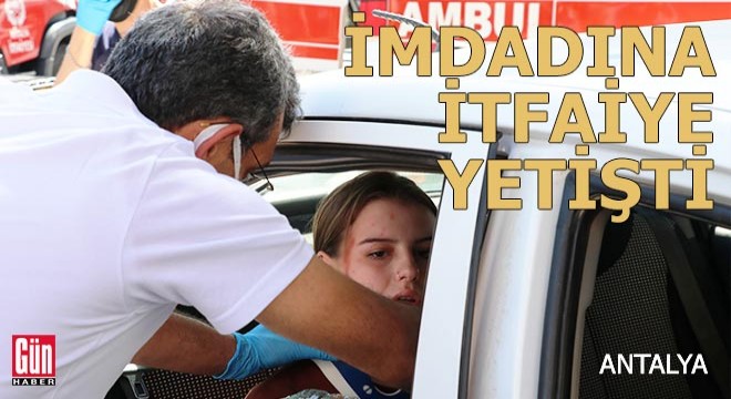Otomobilde sıkışan genç kızın imdadına itfaiye yetişti