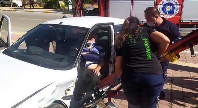 Otomobilde sıkışan sürücüyü itfaiye kurtardı