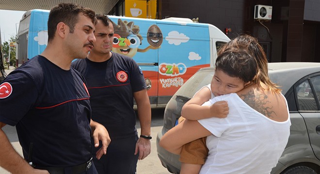 Otomobilde mahsur kalan minik Altan ı itfaiye kurtardı