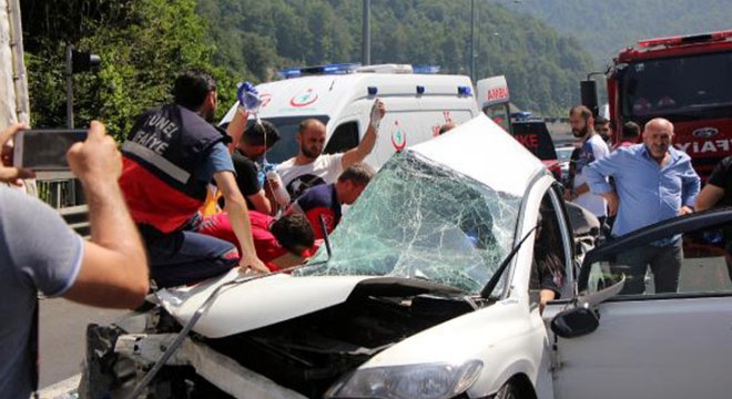 Otomobilde sıkışan yaralıları kurtarmak için seferber oldular