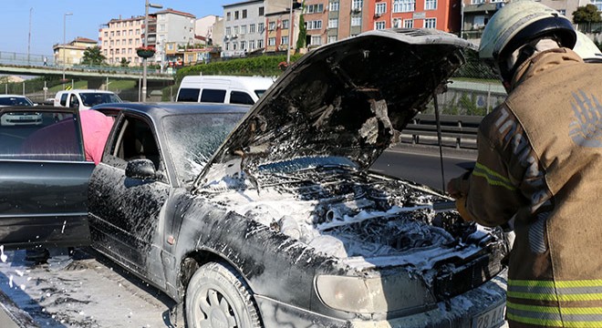 Otomobildeki yangın trafiği aksattı