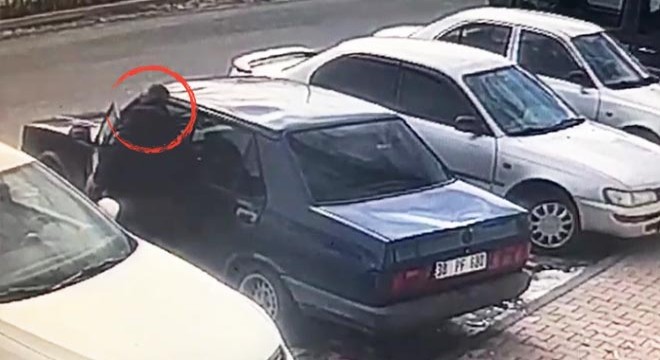 Otomobilden cep telefonu hırsızlığı kamerada