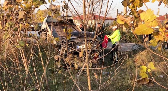 Otomobilden düşen bayrağı katlayıp, araca koydu