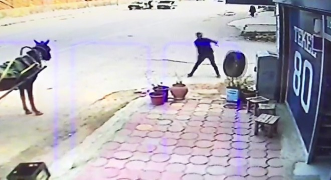 Otomobilden fırlayan lastiği durdurup, tehlikeyi önledi