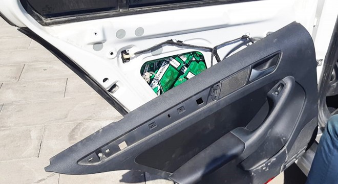 Otomobilden kaçak sigara ve pipo tütünü çıktı