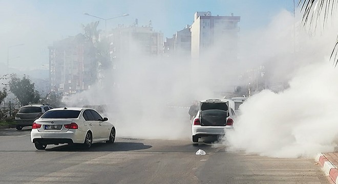 Otomobilden çıkan duman korkuttu