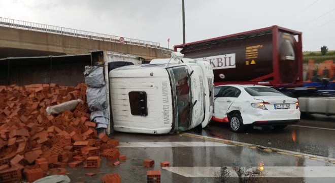 Otomobile çarpan TIR, yan yattı