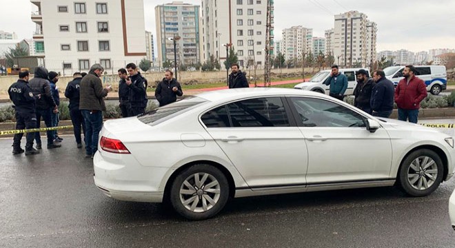Otomobili durdurup, husumetlisini öldürdü