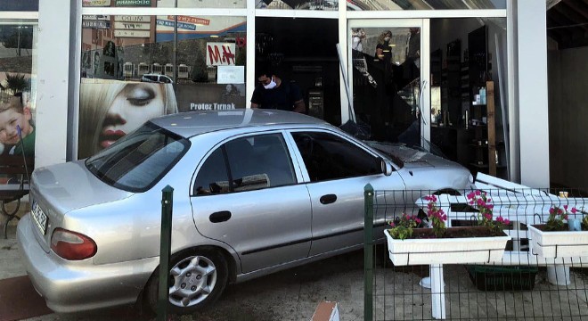 Otomobili park ederken kuaför dükkanına girdi