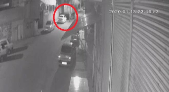 Otomobili yakmaya çalışan zanlı kamerada