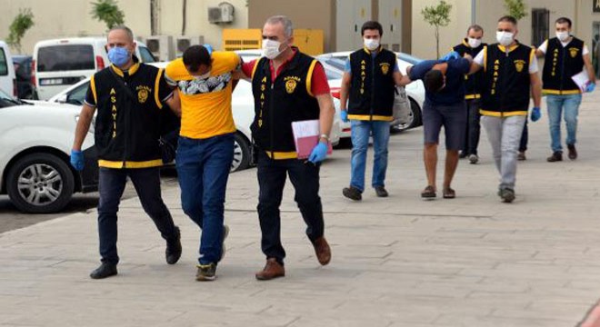Otomobilin bagajından 300 bin TL'lik altın çalan 3 kişi yakalandı
