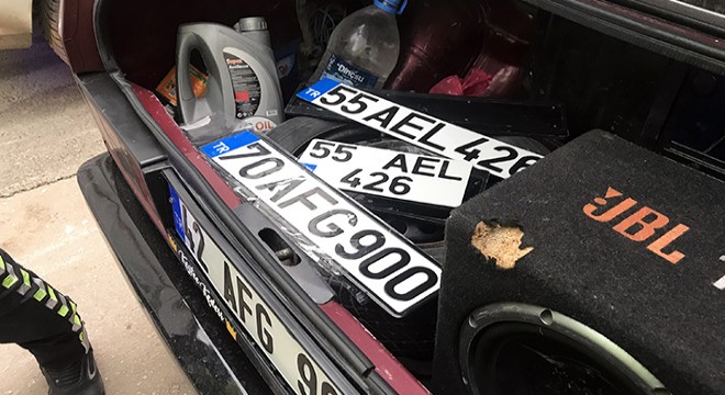 Otomobilin bagajından sahte plakalar çıktı
