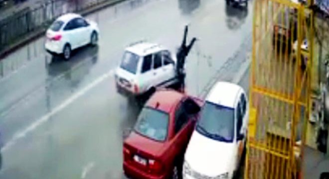 Otomobilin çarpmasıyla havaya fırladı