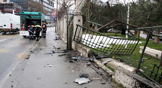 Otomobilin çarptığı bahçe duvarı yıkıldı