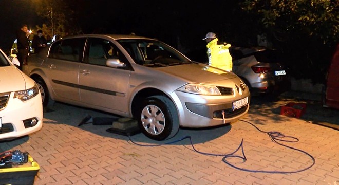 Otomobilin el frenini çekmeyi unuttu; altında kalarak hayatını kaybetti