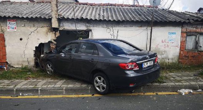 Otomobilin gecekonduya girme anı kamerada