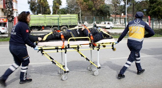 Otomobilin kapısına çarpan motosikletli, kamyonetin altında kaldı