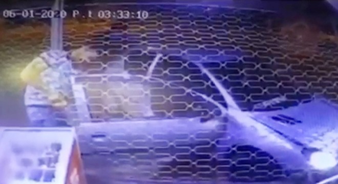 Otomobilin markete girme anı kamerada