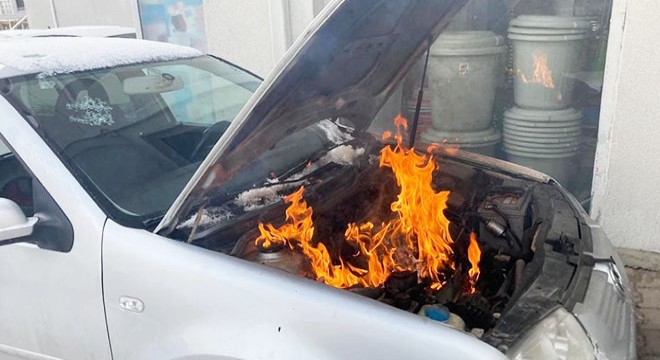 Otomobilin motor kısmında çıkan yangın söndürüldü