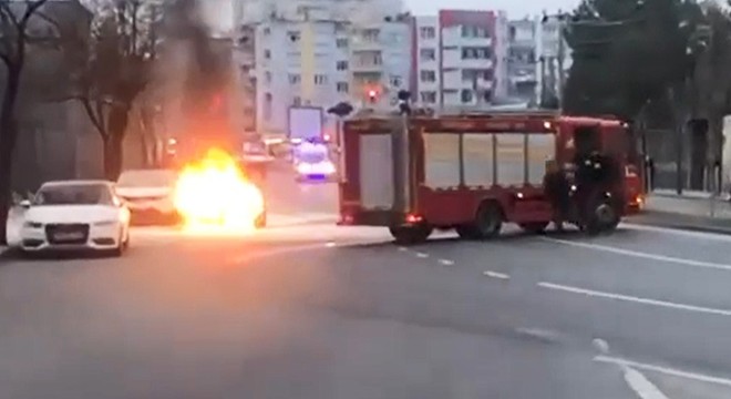 Otomobilin seyir halindeyken alev alması kamerada