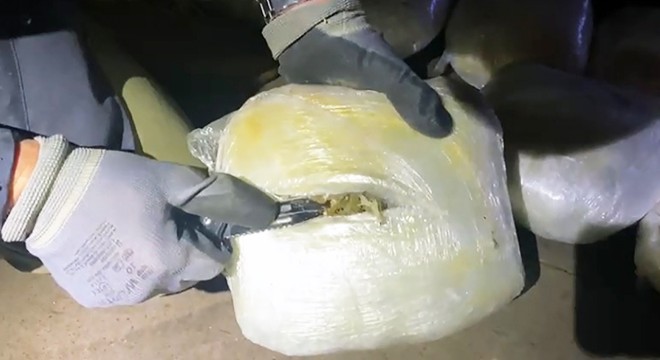 Otomobilin tamponundan 11,7 kilo esrar çıktı