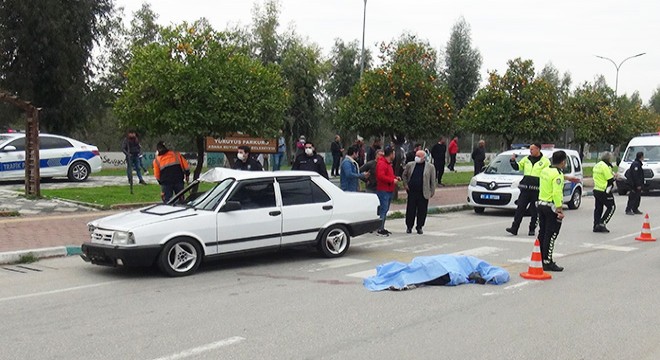 Otomobilin üzerinden yola savrulduğu kazada öldü