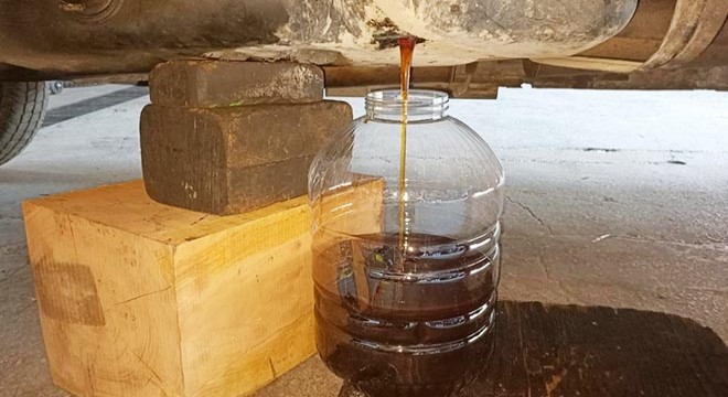 Otomobilin yakıt deposundan kaçak bal çıktı