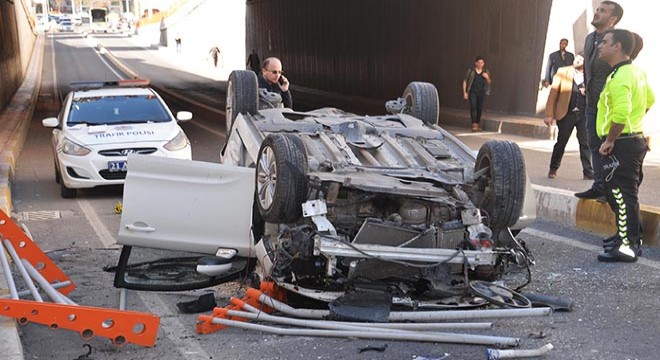 Otomobilin alt yola düşmesi kameralara yansıdı