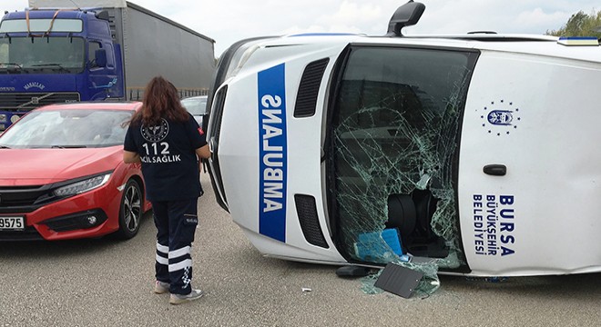 Otomobilin çarptığı ambulans takla attı: 5 yaralı