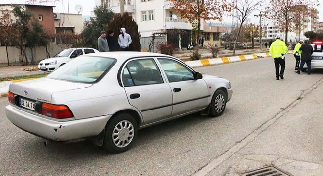 Otomobilin çarptığı ilkokul öğrencileri yaralandı