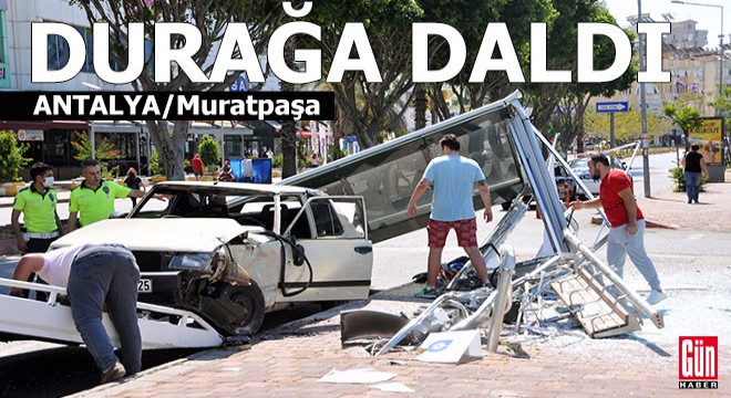 Otomobilin daldığı durak yıkıldı