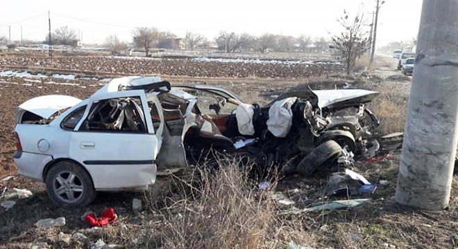 Otomobilin direğe çarptığı kaza, güvenlik kamerasında