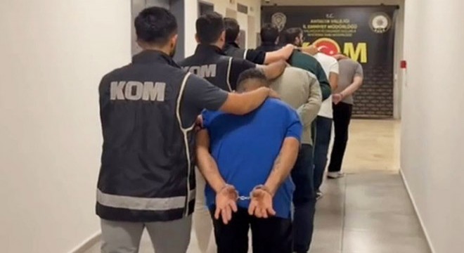 Otomobilin kapısında tabanca gizlemek için düzenek bulundu