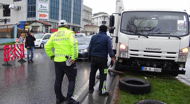 Otomobilin sıkıştırdığı kamyonet kaza yaptı