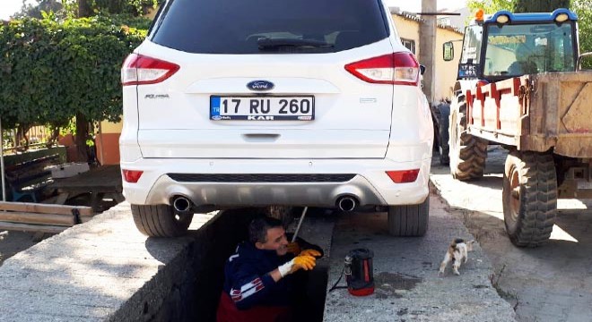 Otomobilin tekerlek boşluğuna giren kediyi itfaiye kurtardı