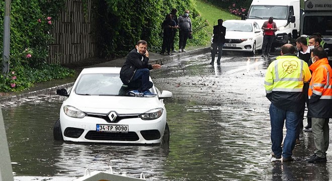 Otomobilin üstünde oturup kurtarılmayı bekledi