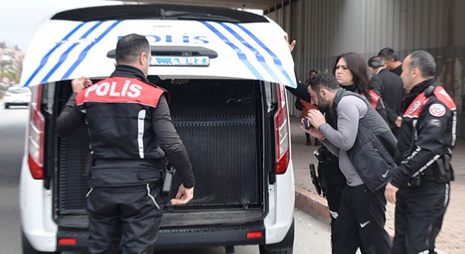 Otomobilinde polis telsizi ve tabanca bulundu
