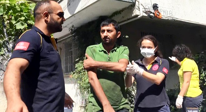 Otomobilinde uyuyan sürücü güçlükle uyandırıldı