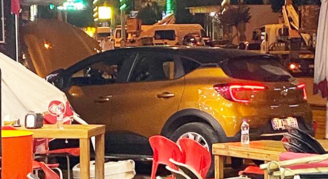 Otomobilini park ederken restoran müşterisine çarptı