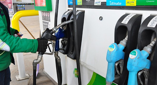 Otomobilinin deposunu doldurtup parayı ödemeden kaçtı
