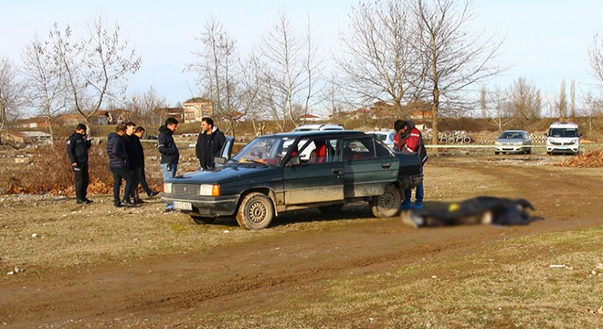 Otomobilinin yanında bıçaklanarak öldürülmüş bulundu