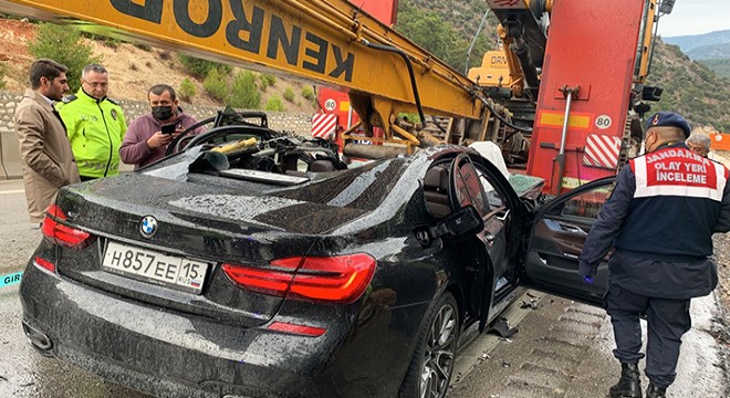 Otomobiliyle TIR'a çarpan Rus öldü
