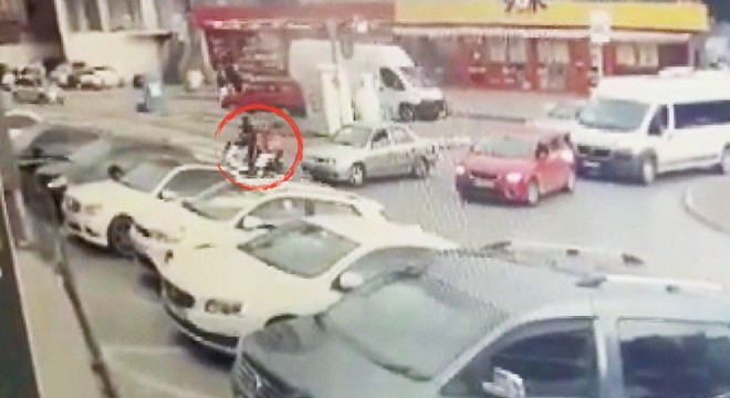 Otomobiliyle çarptığı kuryeyi ezmeye çalıştı