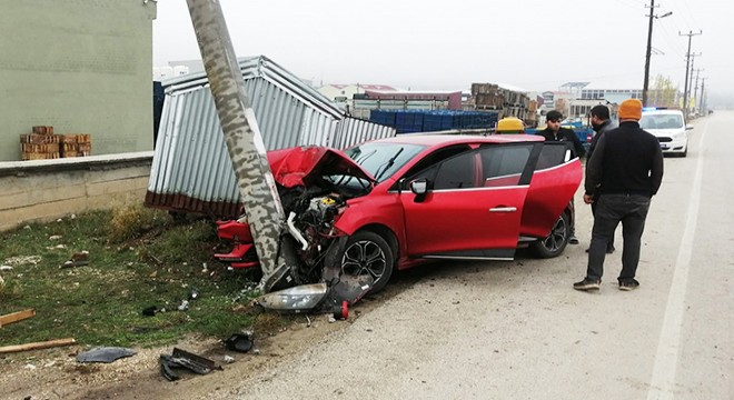 Otomobiliyle elektrik direğine çarptı