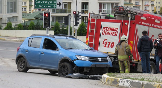 Otomobiliyle kaldırıma çarpan sağlık görevlisi yaralandı