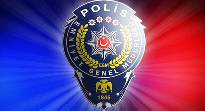 Otomobiliyle, kısıtlamada kendisini durdurmak isteyen polise çarptı