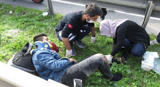Otomobille bariyer arasında kalan motosikletli yaralandı