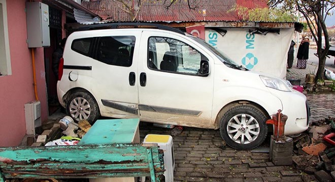 Otomobille çarpışan araç evin bahçesine savruldu
